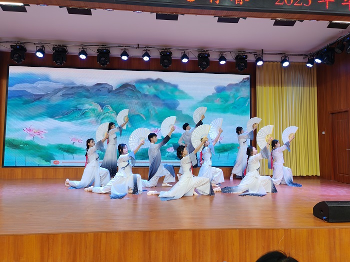 开场舞《出水莲》